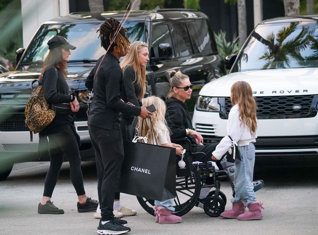 Photo © 2025 Luis Fernandez/The Grosby Group

EXCLUSIVE

Miami Beach, January 25, 2025

Rarely seen in public, Anna Kournikova was out shopping at the Bal Harbour mall in spite of being in a wheelchair and wearing an orthopedic boot due to a possible foot injury. The former tennis champion and partner of singer, Enrique Iglesias, was with the couple's two daughters and a small entourage.***

Rara vez vista en público, Anna Kournikova estuvo de compras en el centro comercial Bal Harbour a pesar de estar en silla de ruedas y usar una bota ortopédica debido a una posible lesión en el pie. La extenista y pareja del cantante Enrique Iglesias, estaba acompañada por sus dos hijas y un pequeño grupo de personas.