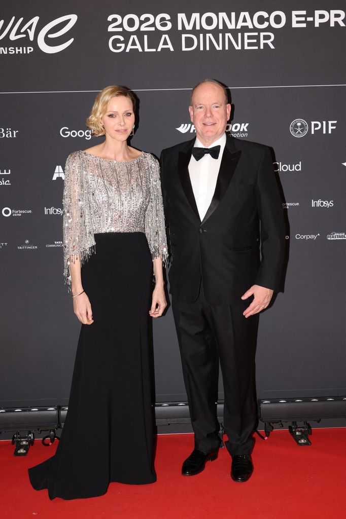 Charlene de Mónaco junto al príncipe Alberto en la gala del E Prix de Mónaco, 2026.