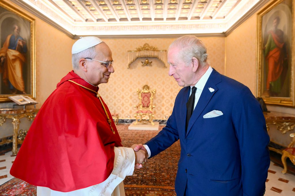 El papa León XVI durante su encuentro con el rey Carlos III en octubre de 2025, en El Vaticano.