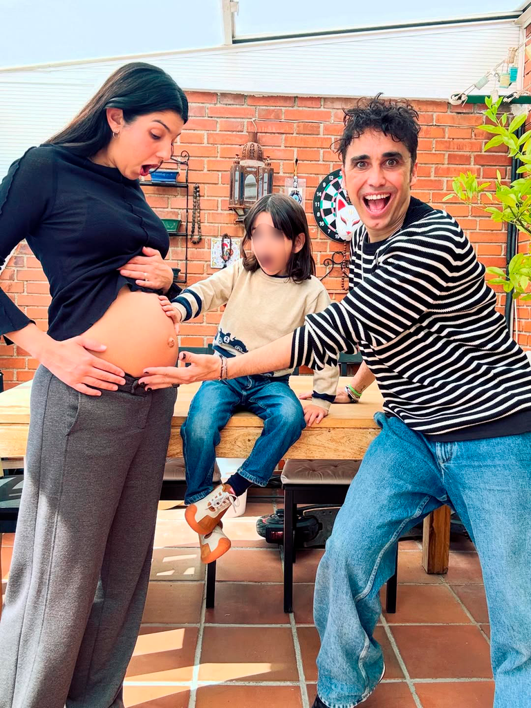 Así la familia al completo daba la feliz noticia