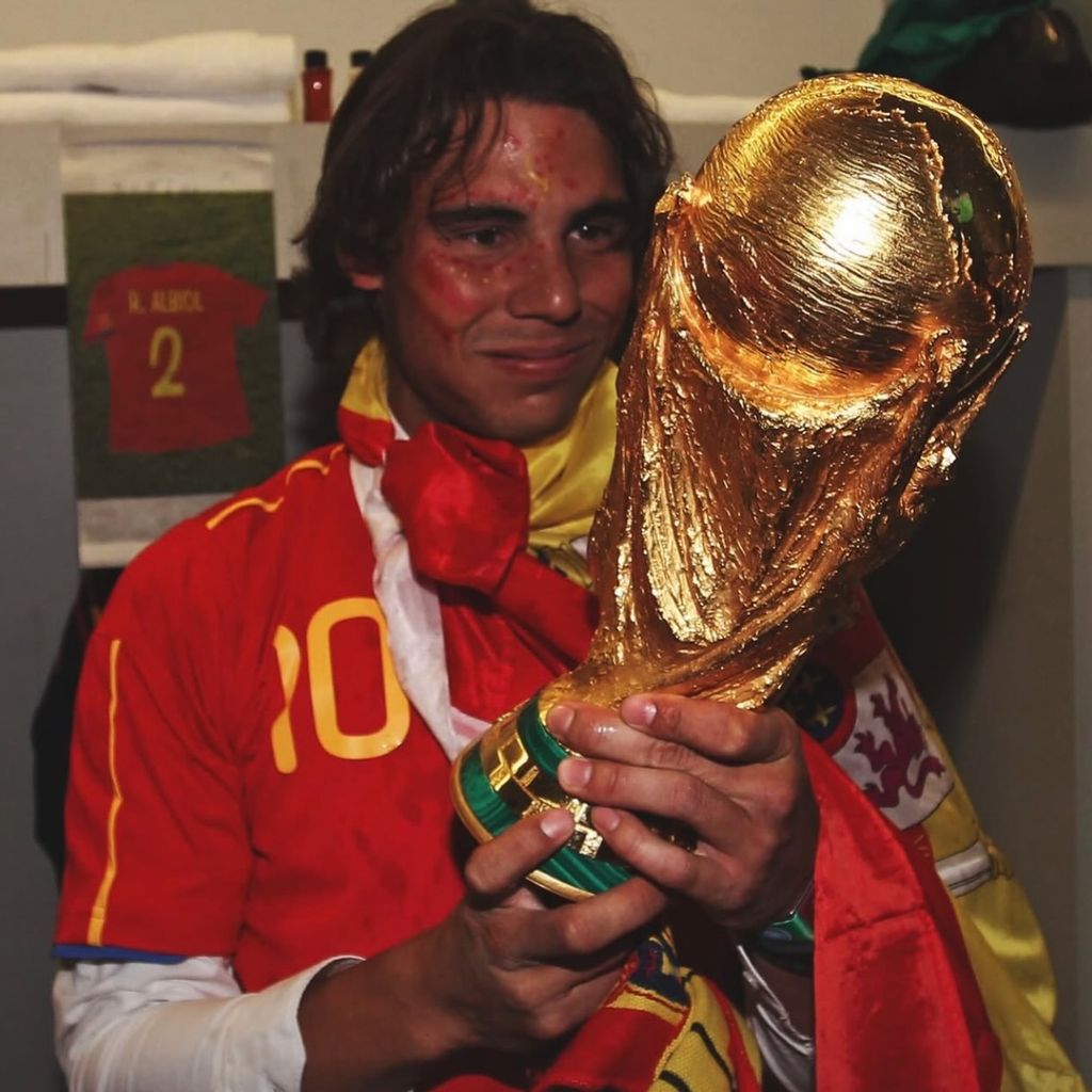 El tenista, visiblemente emocionado con la copa que alzó España en 2010