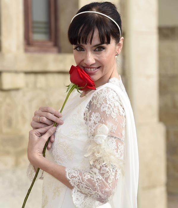 Beatriz Rico, con el pelo recogido y una fina diadema, llevaba como ramo una única rosa roja
