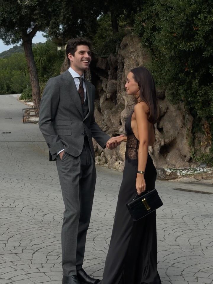 Blanca Arimany en una boda con vestido negro de encaje