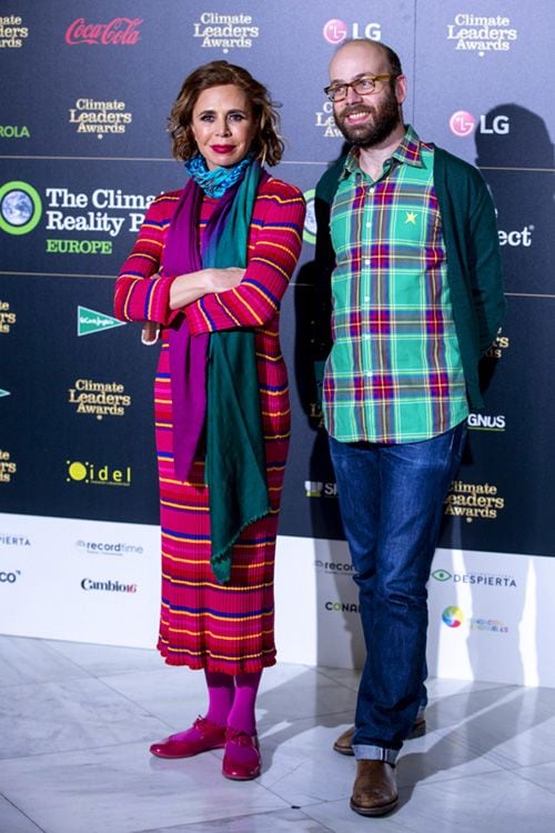 Madre e hijo posan juntos en un evento