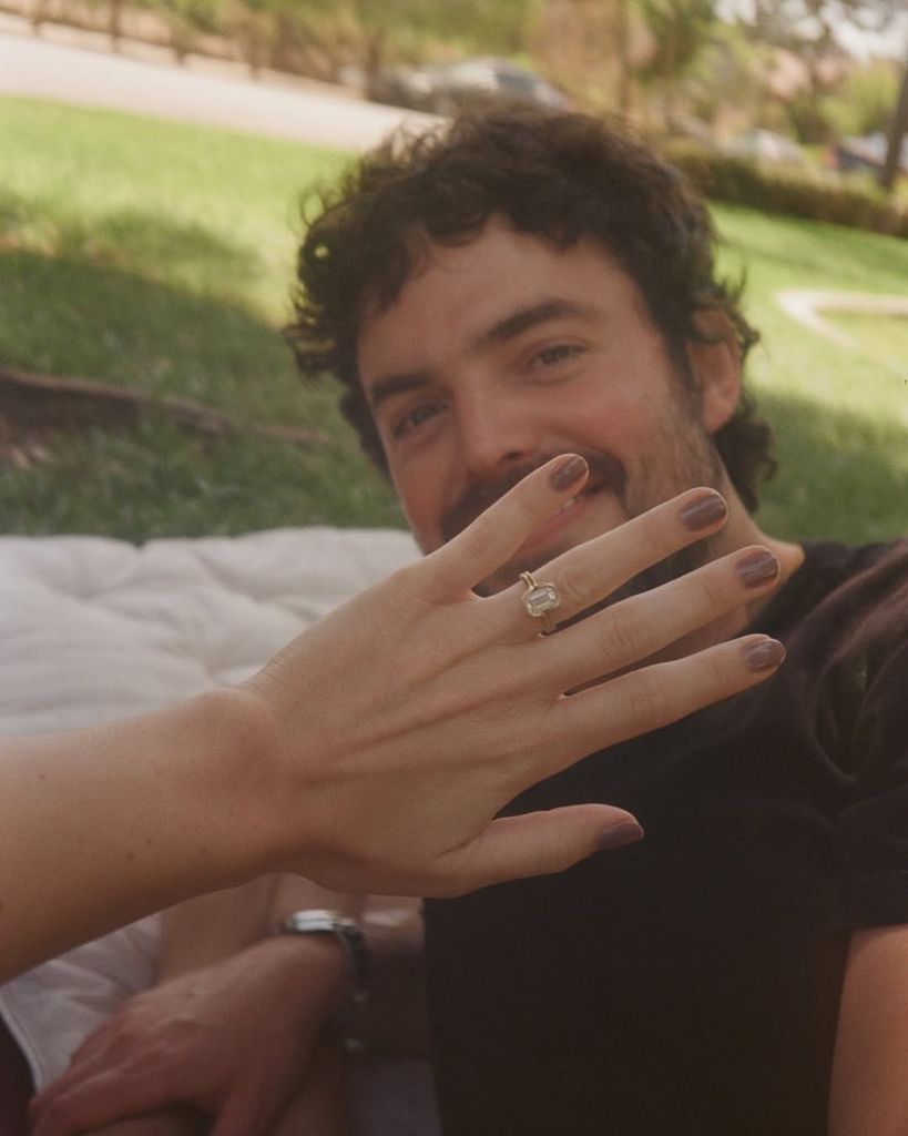 Stella compartió la noticia de su compromiso en Instagram, mostrando una foto de su anillo y su prometido
