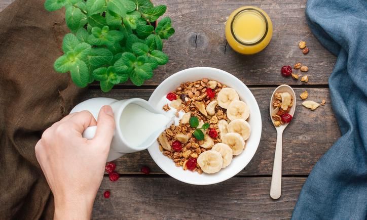 Plato de frutos secos, con banana y leche