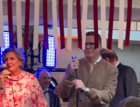 Pepa junto a Los Morancos en el escenario