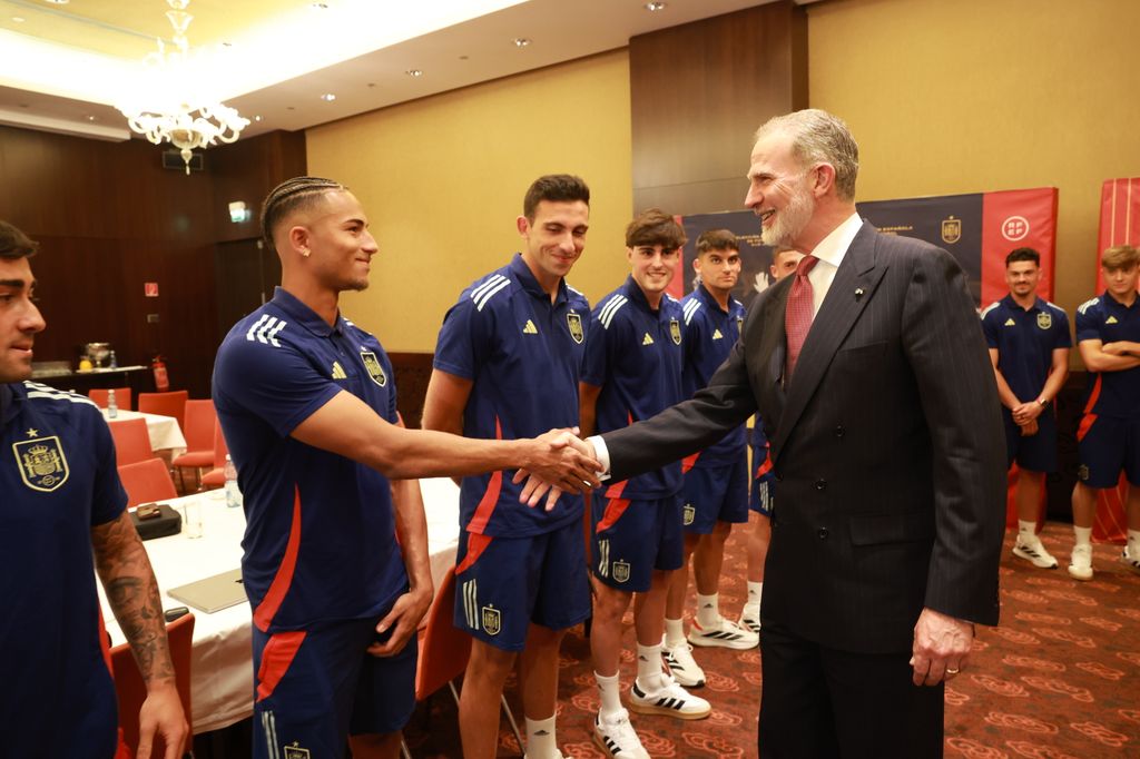 EL REY FELIPE VI JUNTO A LA SELECCIÓN DE ESPAÑA DE FÚTBOL SUB 21 EN ESLOVAQUIA