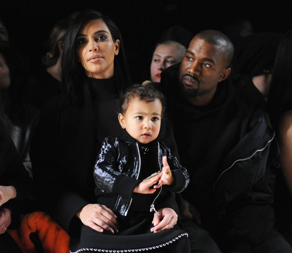  Kim Kardashian  y Kanye West con su hijo 