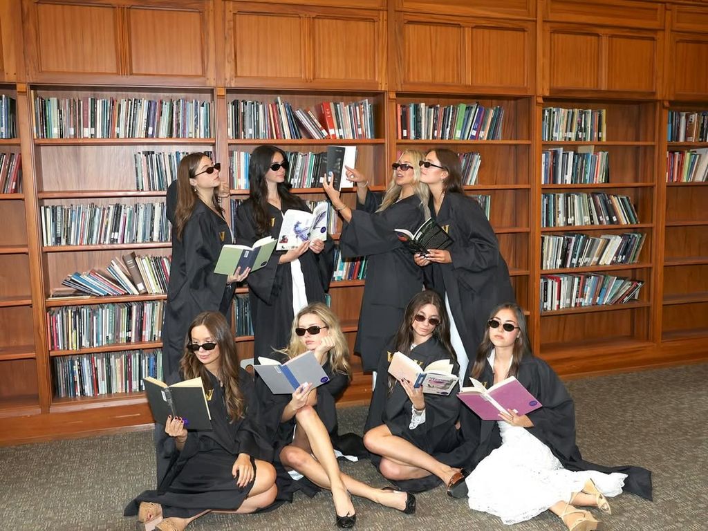 Apple Martin el día de su graduación con sus compañeras