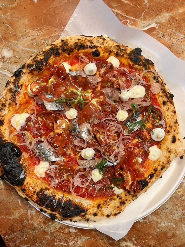 Las pizzas de Pizza Pronto parten de una masa napolitana con 72 horas de fermentación y una cuidada selección de ingredientes, entre clásicos impecables y recetas de temporada.