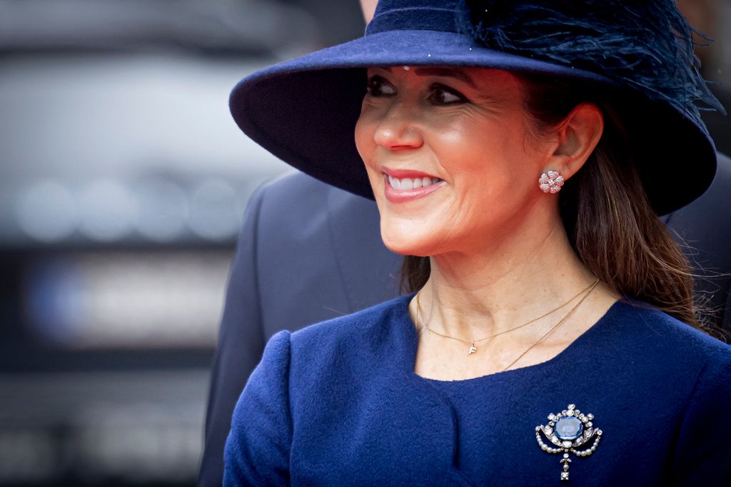 La reina Mary hizo uso del broche de zafiro Connaught en su primer acto como reina, en la apertura del Parlamento danés en 2024