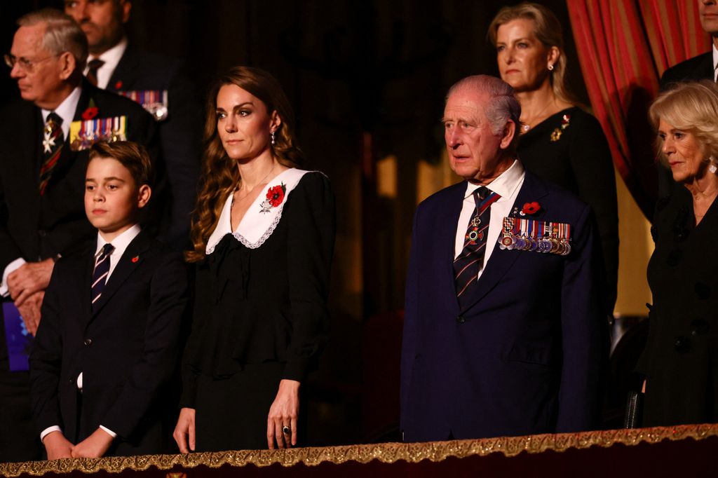 Kate Middleton y su hijo, el príncipe George, en el Royal British Legion Festival of Remembrance, 2025.