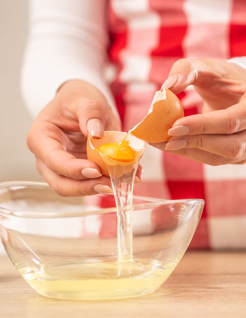 Muchas recetas requieren para su elaboración separar las yemas de las claras y para conseguirlo existen distintos métodos. 