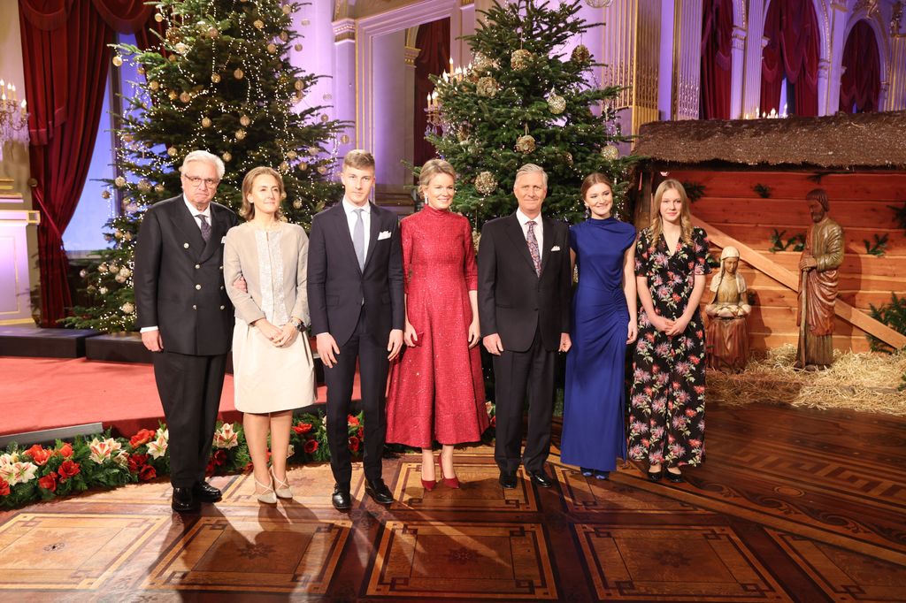 Los reyes Felipe y Matilde de Bélgica con sus hijos y los príncipes Laurent y Claire