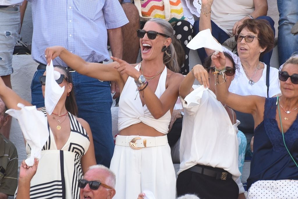 Laura Sánchez viendo torear a Manuel Escribano en Tarifa, 25 de agosto de 2024