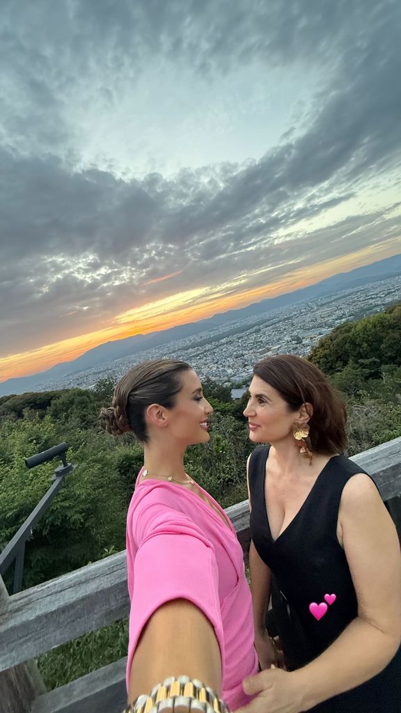 María Pedraza revoluciona Japón con un vestido rosa chicle y reloj de lujo