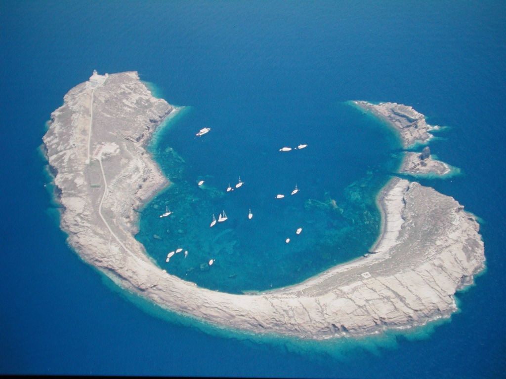 Navegando dentro de un cráter en las islas Columbretes de Castellón