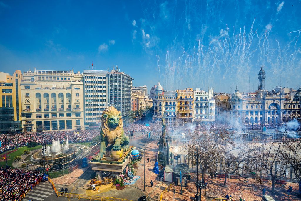 La mascletà reúne cada día a miles de personas en la plaza del Ayuntamiento de Valencia para escuchar uno de los espectáculos de pólvora más impresionantes de las Fallas.