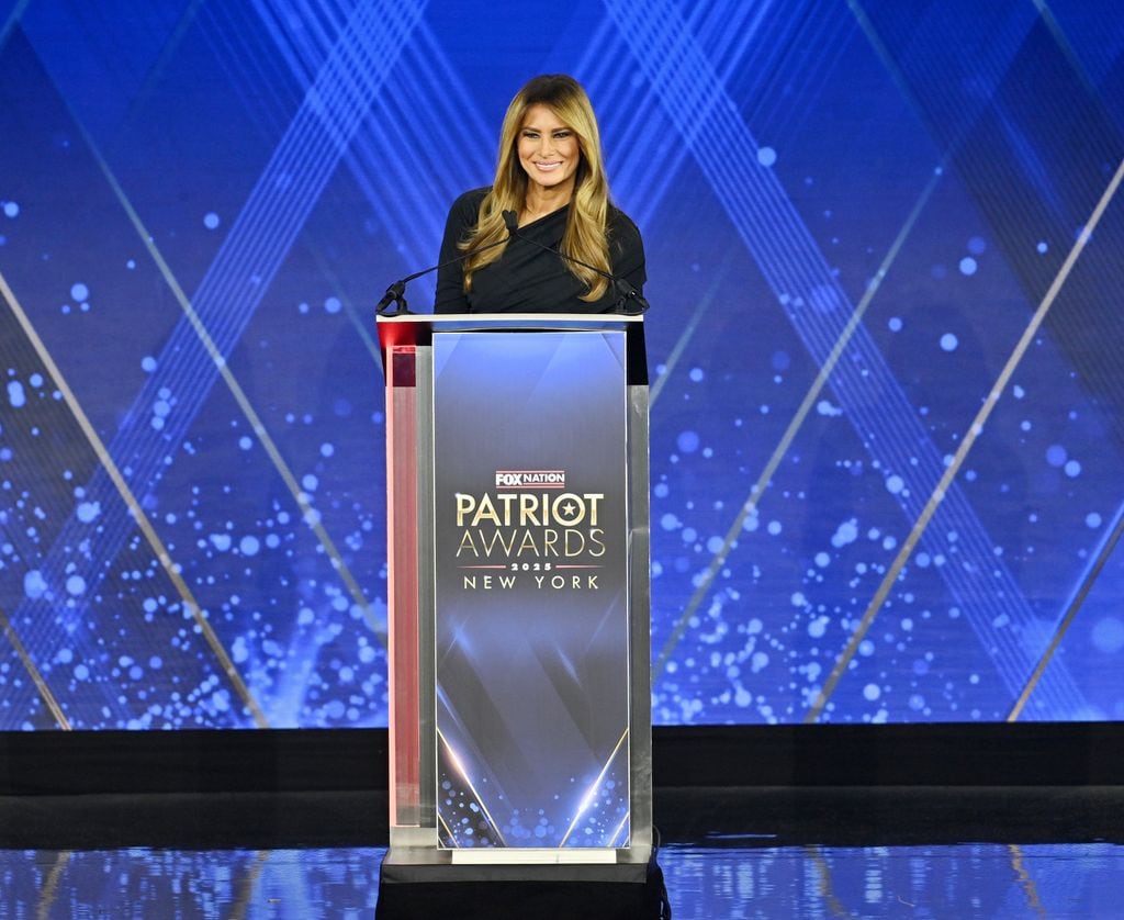 Melania Trump recibe el premio Patriota del Año en la gala organizada por Fox Nation en Greenvale, Nueva York, el 6 de noviembre de 2025
