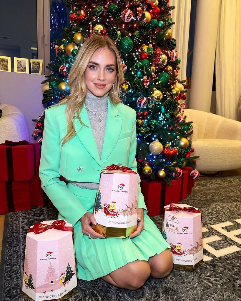 Chiara Ferragni haciendo la colaboración navideña