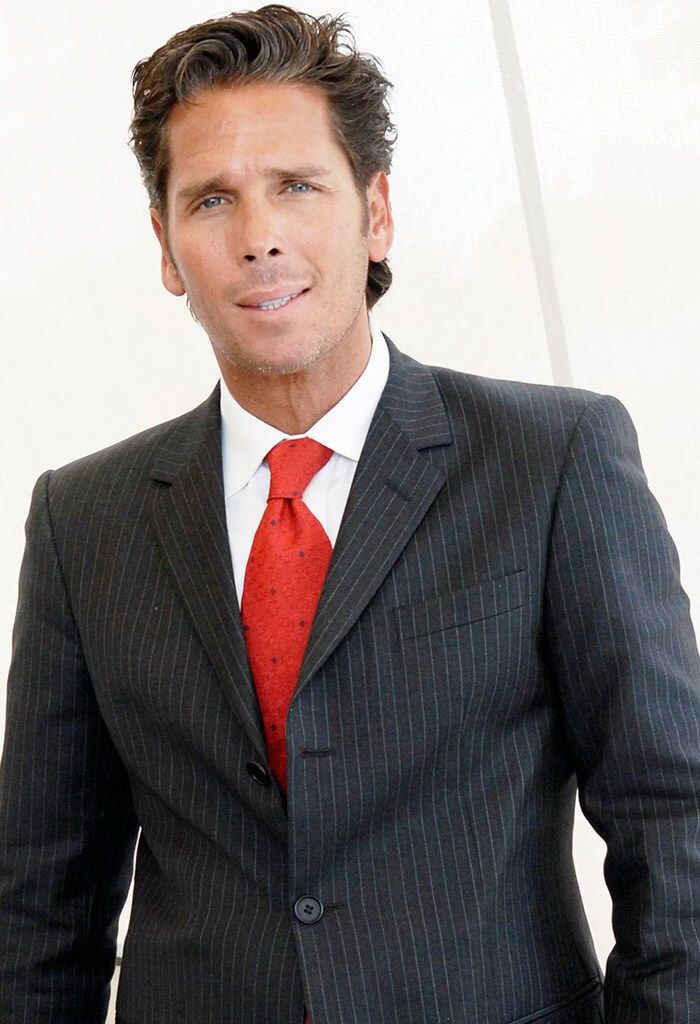 roberto-palazuelos-pose