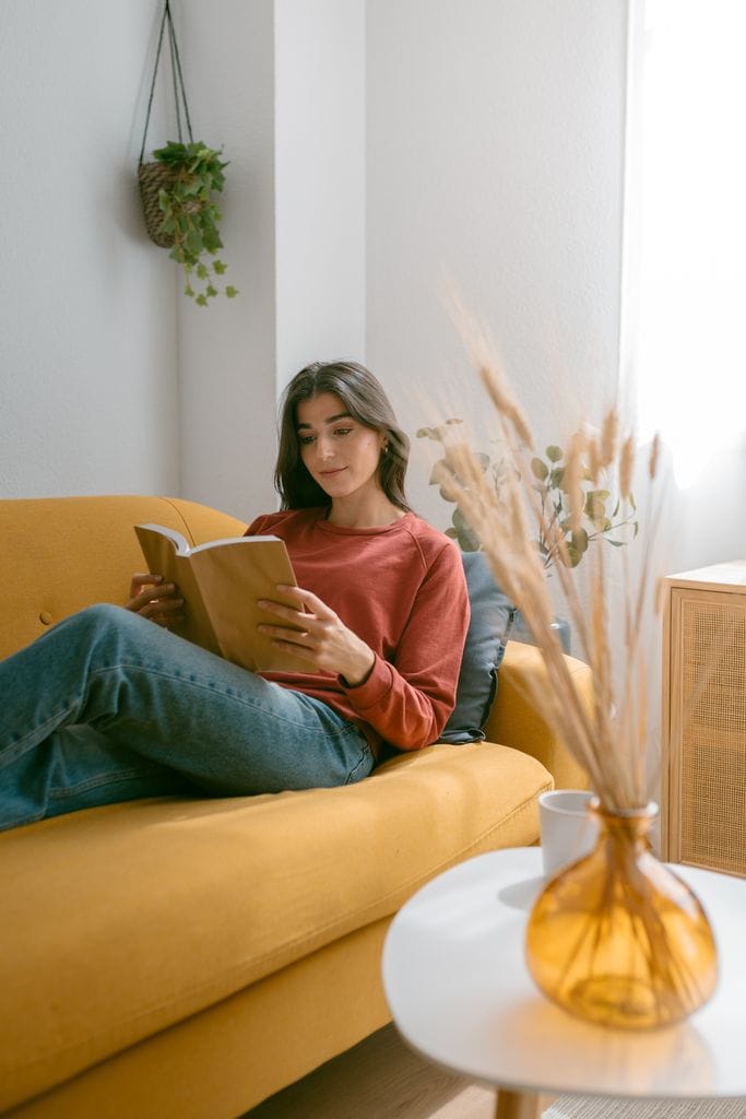 chica leyendo sofa