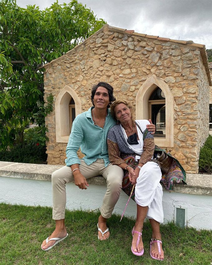 Pablo Castellano con su madre, Patricia de la Serna