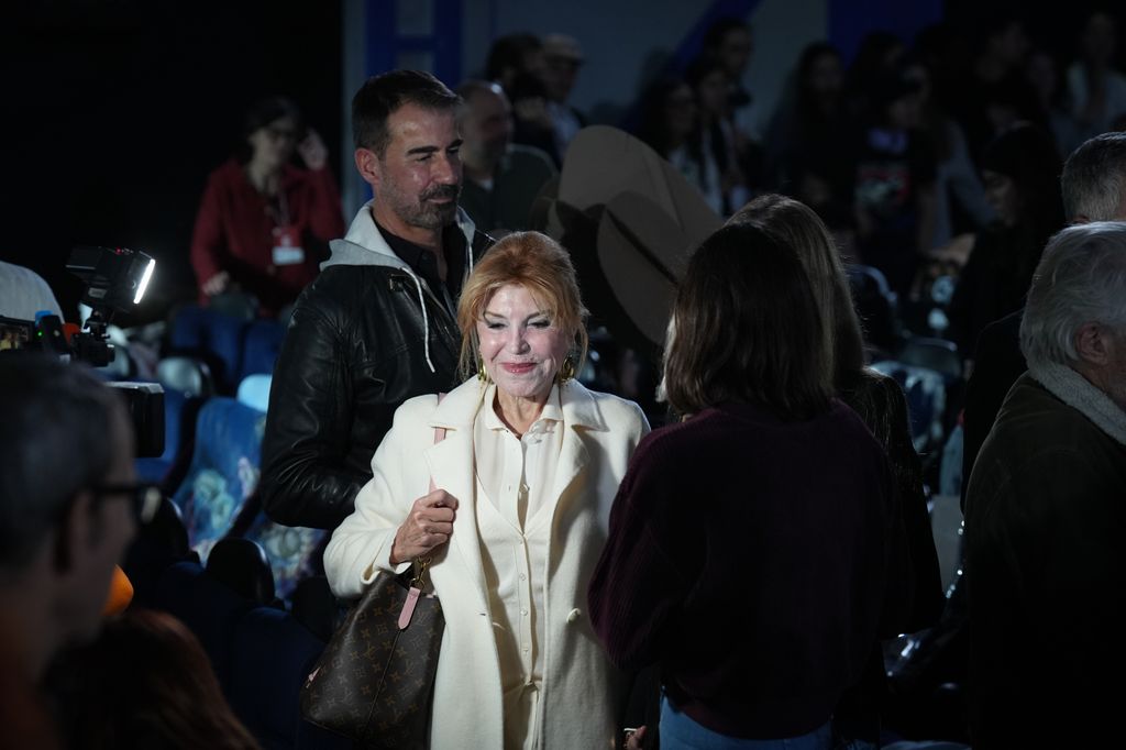 Carmen Thyssen contemplando las obras expuestas en el patio de butacas del antiguo Cine Comedia de Barcelona
