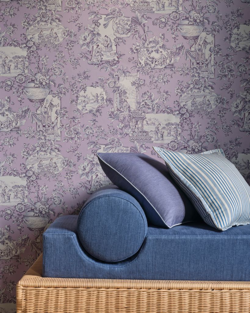 Pared con papel pintado en tono lila