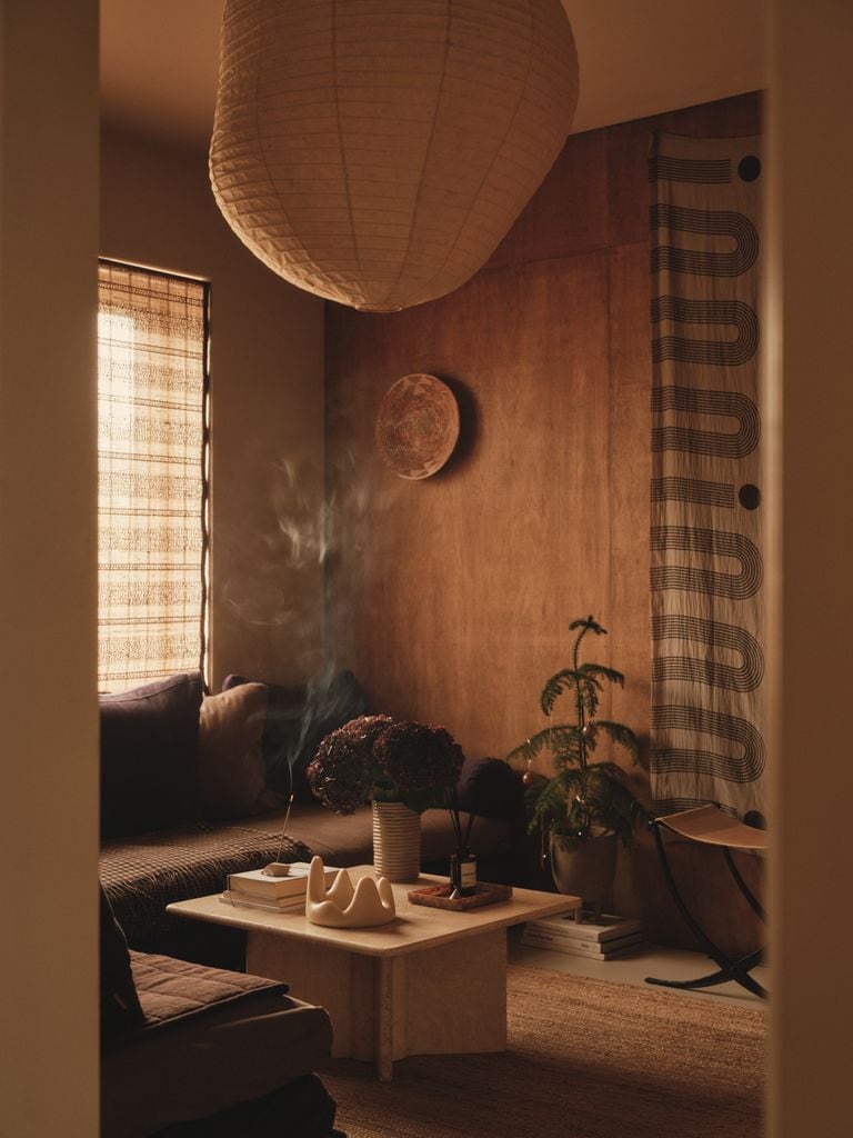 Salón pequeño con sofá y mesa de centro