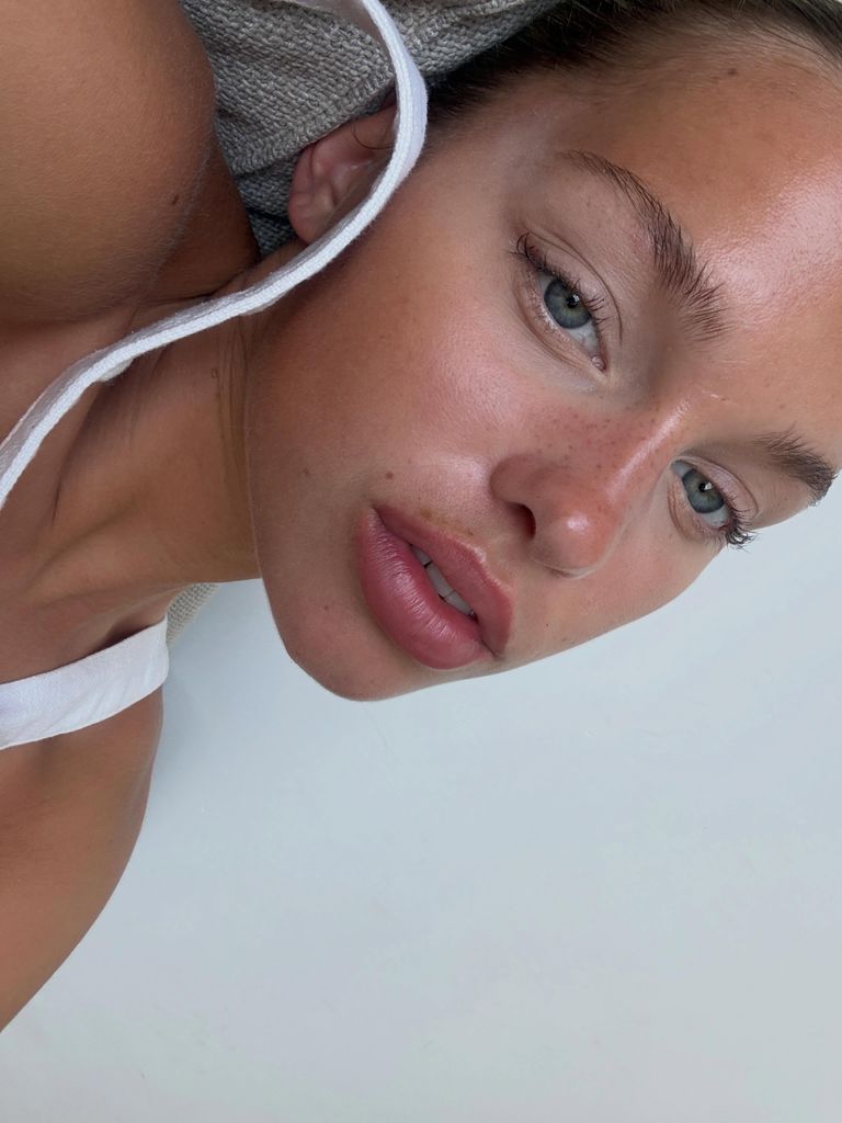 Primer plano de modelo con camiseta blanca y piel bronceada