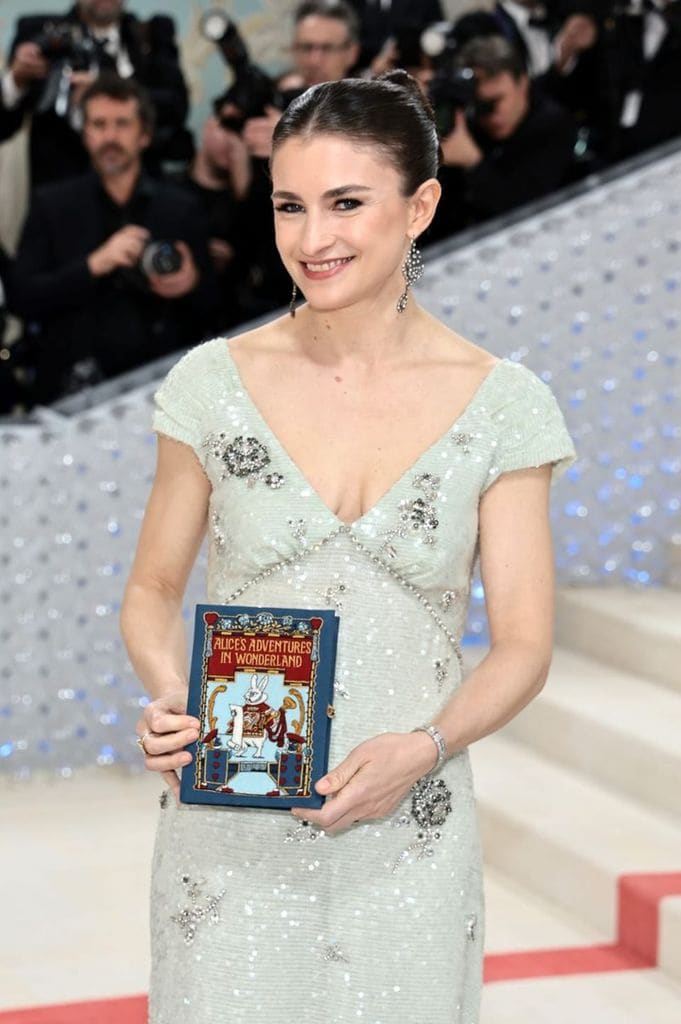 Se incorporó a Vogue en 2011 como Social Editor, demostrando rápidamente su versatilidad en moda, política, belleza, salud y estilo de vida