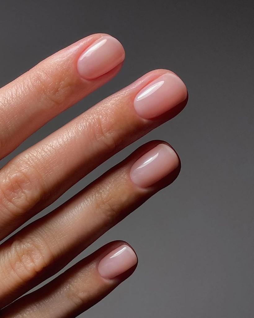 Uñas con forma de almendra y cortas