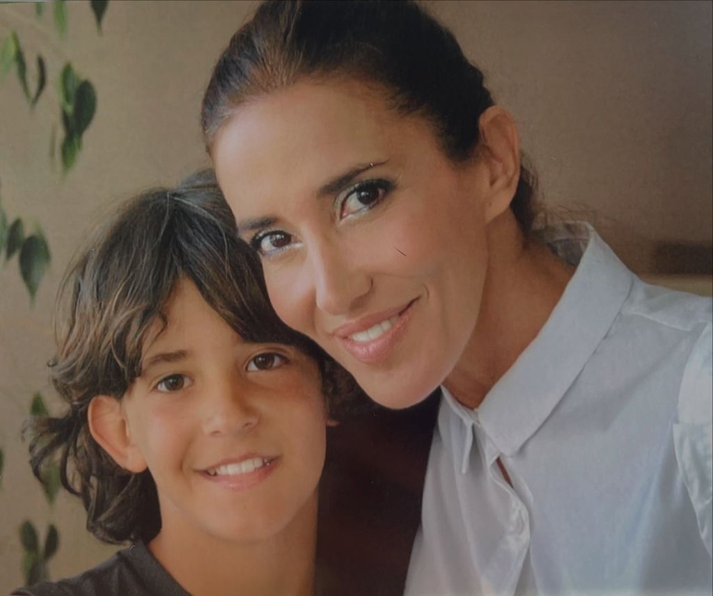 Elsa Anka ha compartido fotos de la infancia de su hijo para celebrar sus 26 años