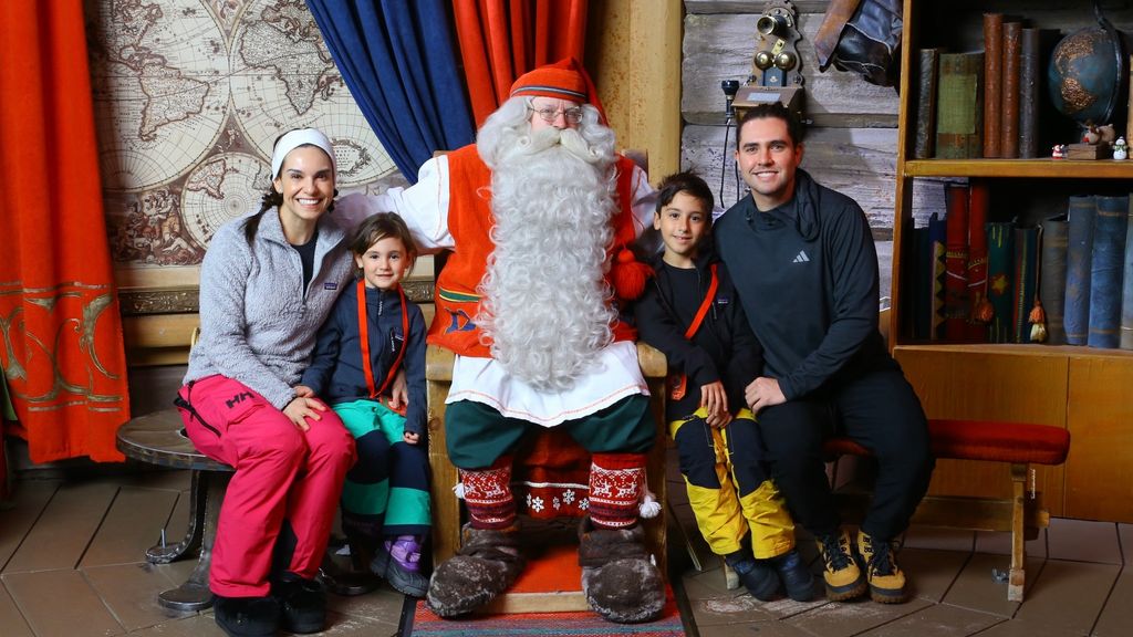 Tania Rincón, sus 2 hijos y su novio, junto a Santa Claus