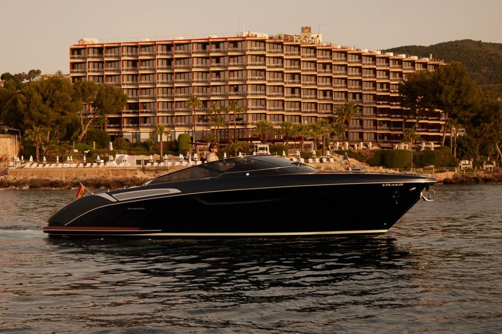 La Rivamare (RIVA), la icónica embarcación para los huéspedes del Hotel de Mar Gran Meliá.