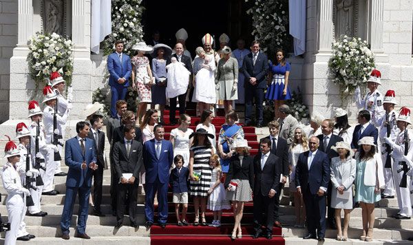 Una concurrida foto de grupo ante la escalinata de la Catedral de Mónaco

