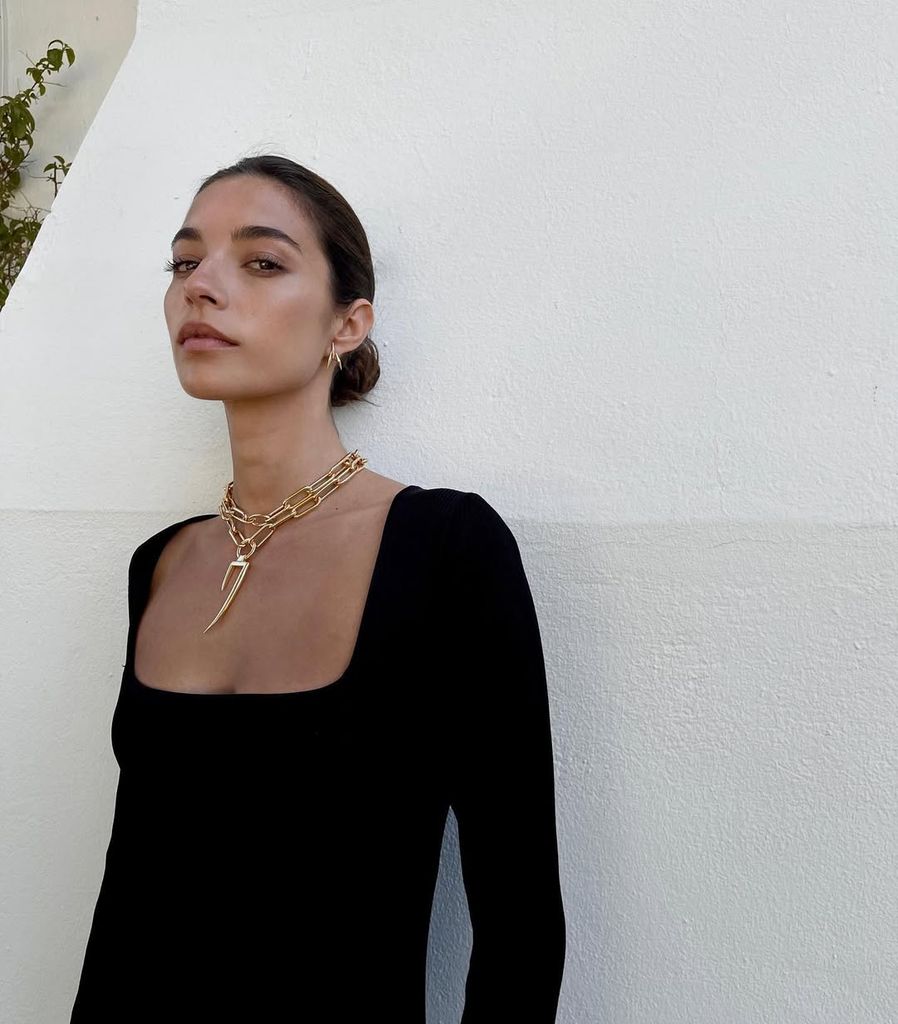 Rocío Crusset siempre lleva joyas doradas y viste de colores neutros: la razón está en este truco