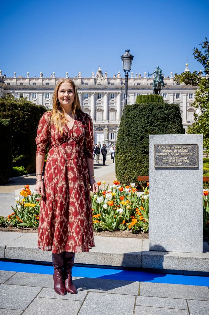La princesa Amalia apostó por el tono rojo quemado para esta aparición 