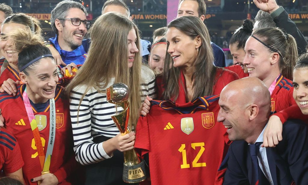 la infanta sof a y la reina letizia