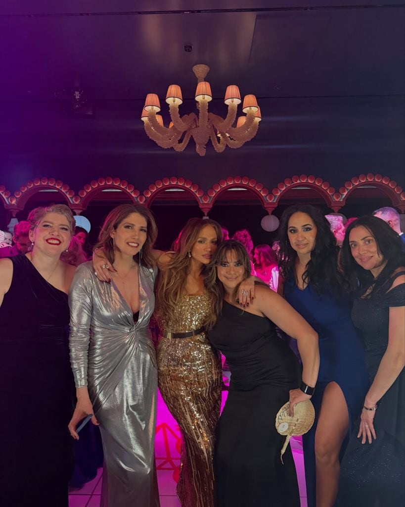 Jennifer Lopez con sus hermanas y otras invitadas en la fiesta de su madre.