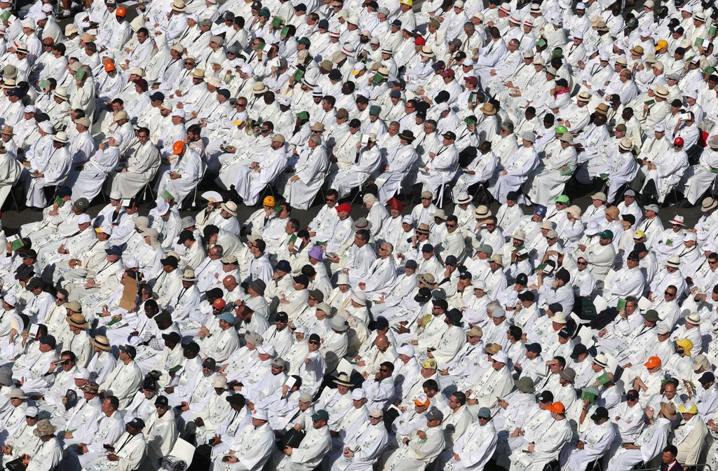 Sacerdotes asisten a la Santa Misa oficiada por el Papa