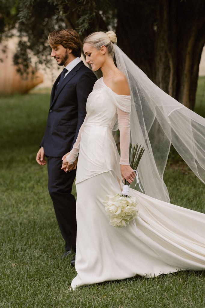 Look de novia de Inés Lacasa con asimetrías