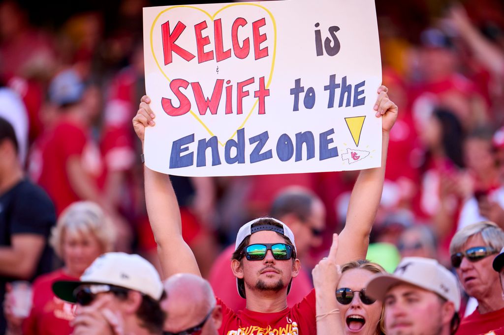 Un fan de los Kansas City Chiefs con una pancarta sobre Taylor y Travis 