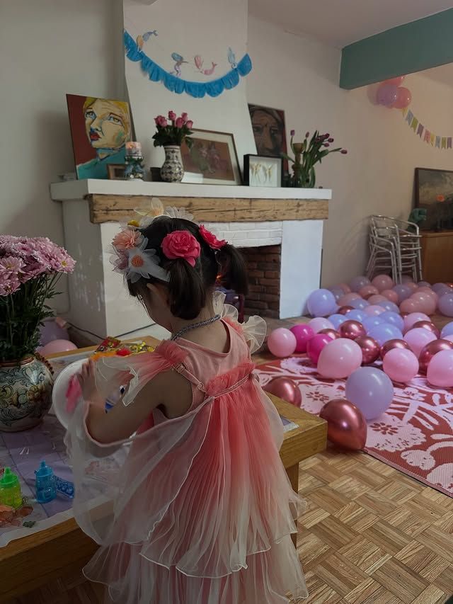 La pequeña Emi lució diferentes atuendos a lo largo de su celebración