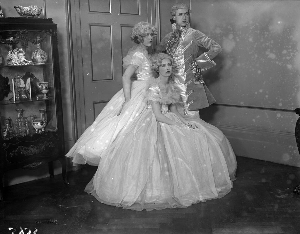 Nancy y Baba Beaton posan con su hermano Cecil