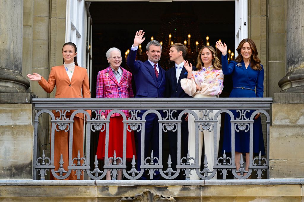 Federico de Dinamacar en el día de su 57 cumpleaños con Mary de Dinamarca, Isabella de Dinamarca, Vicnent de Dinamarca, Josephine de Dinamarca y Margarita de Dinamarca 