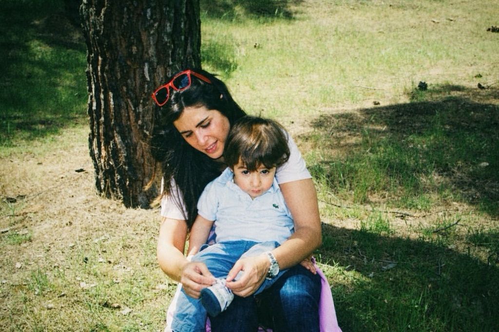 Nuria Roca con su hijo Pau, que cumple 20 años, en una foto de su infancia