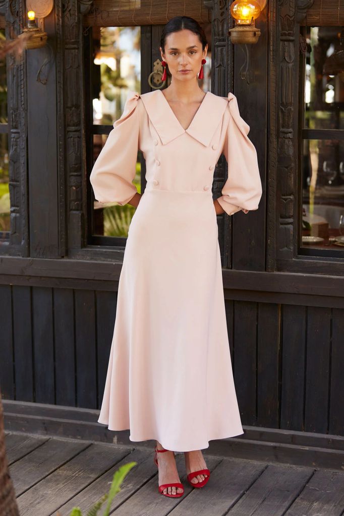 Vestido de invitada de Coosy en tono rosa pastel